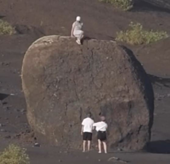 Turista subido a la bomba volcánica de Lanzarote.