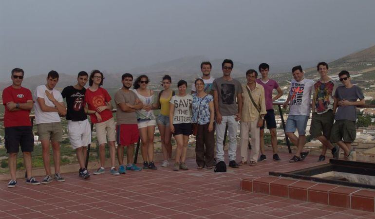 Voluntarios del campo internacional 'Huerto de la Cora' atienden a los medios' en la Torre Norte del Castillo de Jódar
