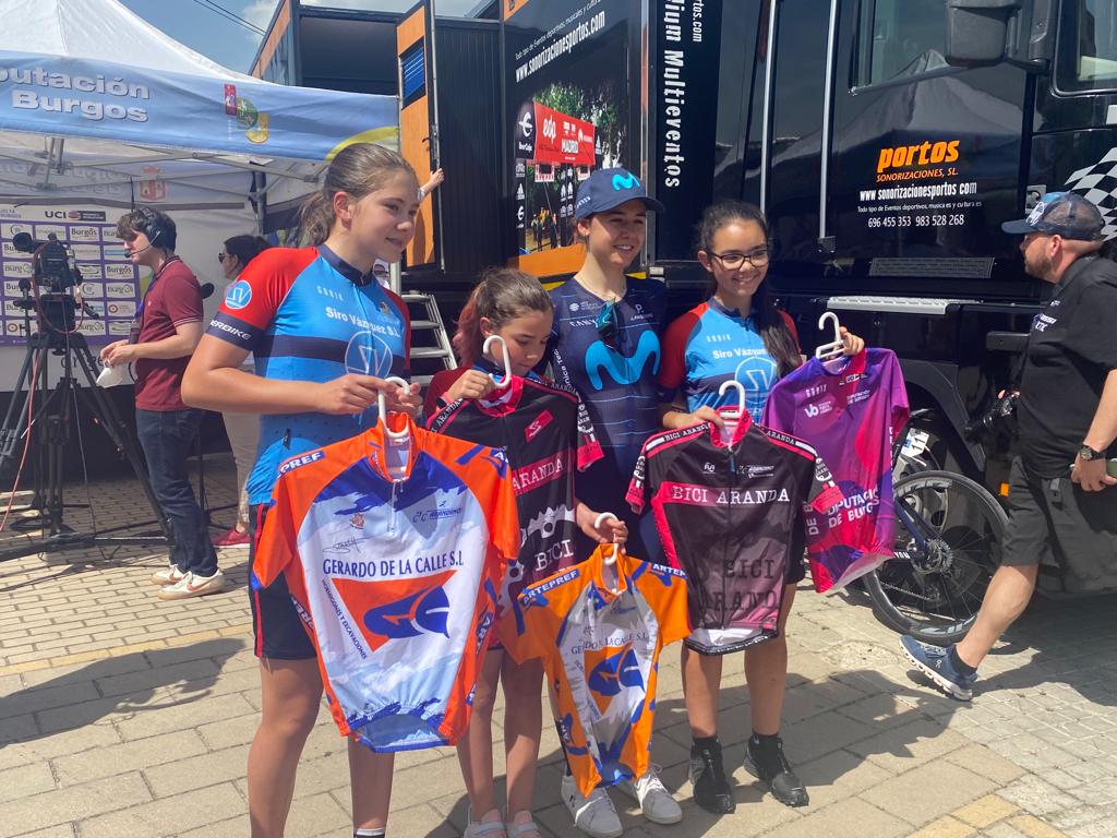 Algunas de la jóvenes ciclistas de Aranda de Duero se fotografiaron Sara Martín