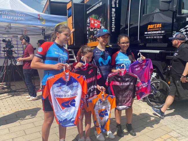 Algunas de la jóvenes ciclistas de Aranda de Duero se fotografiaron Sara Martín