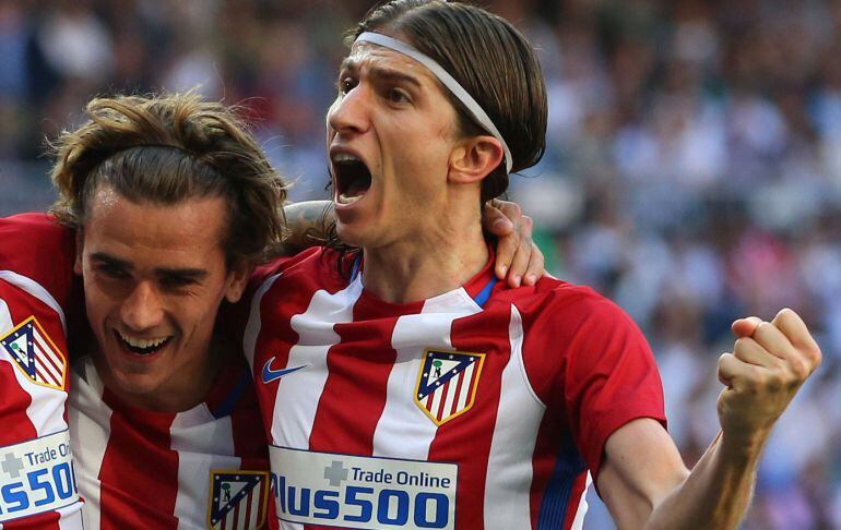 Filipe, Griezmann y Correa celebran el gol del francés en el Bernabéu