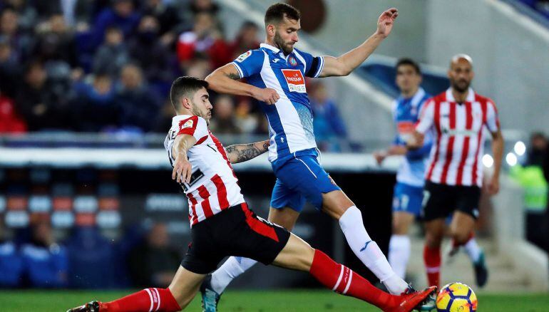 El delantero brasileño del Espanyol Leo Baptistao (d) pelea un balón con el defensa del Athletic Unai Núñez durante el partido de liga correspondiente a la decimonovena jornada disputado en el RCD stadium