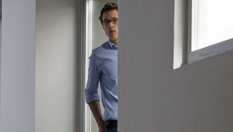 GRA188. MADRID, 17/11/2014.- El secretario de Política de Podemos, Íñigo Errejón, momentos antes de comparecer ante los medios de comunicación tras la primera reunión del Consejo de Coordinación de esta formación, hoy en Madrid. EFE/Hugo Ortuño