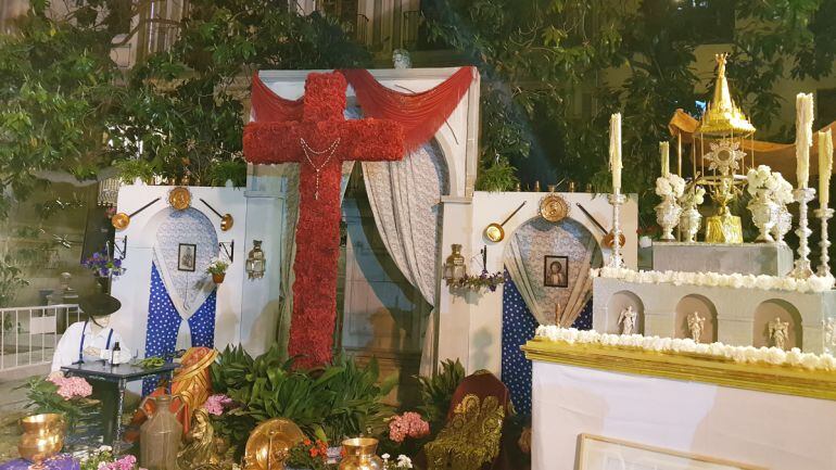 Una de las cruces montadas en Granada el 3 de mayo de 2017