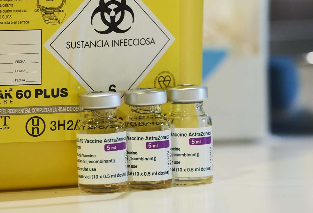 Estos son los síntomas que debes vigilar si te vacunan con AstraZeneca, según la EMA.