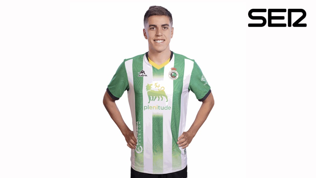 Íñigo, capitán del Racing, con la nueva camiseta