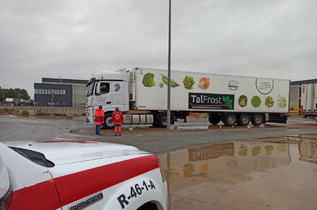 Cruz Roja está prestando alimentos y mantas a los transportistas atrapados en Villena