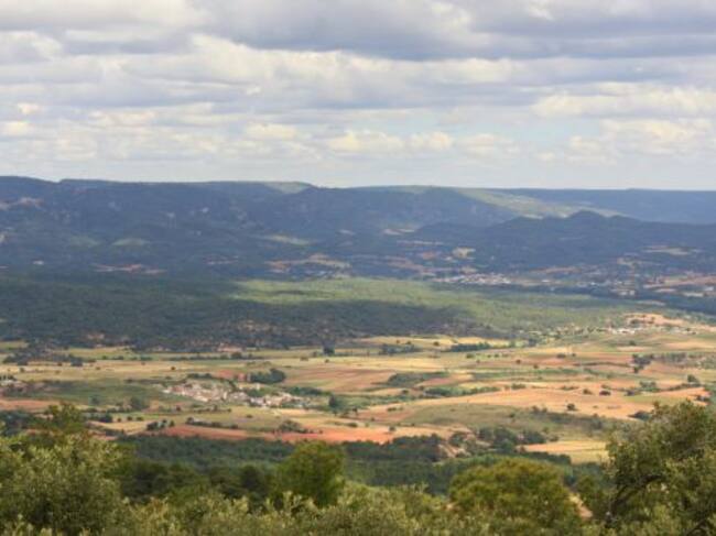 Vista hacia Fresneda, Castillejo y Arcos de la Sierra.