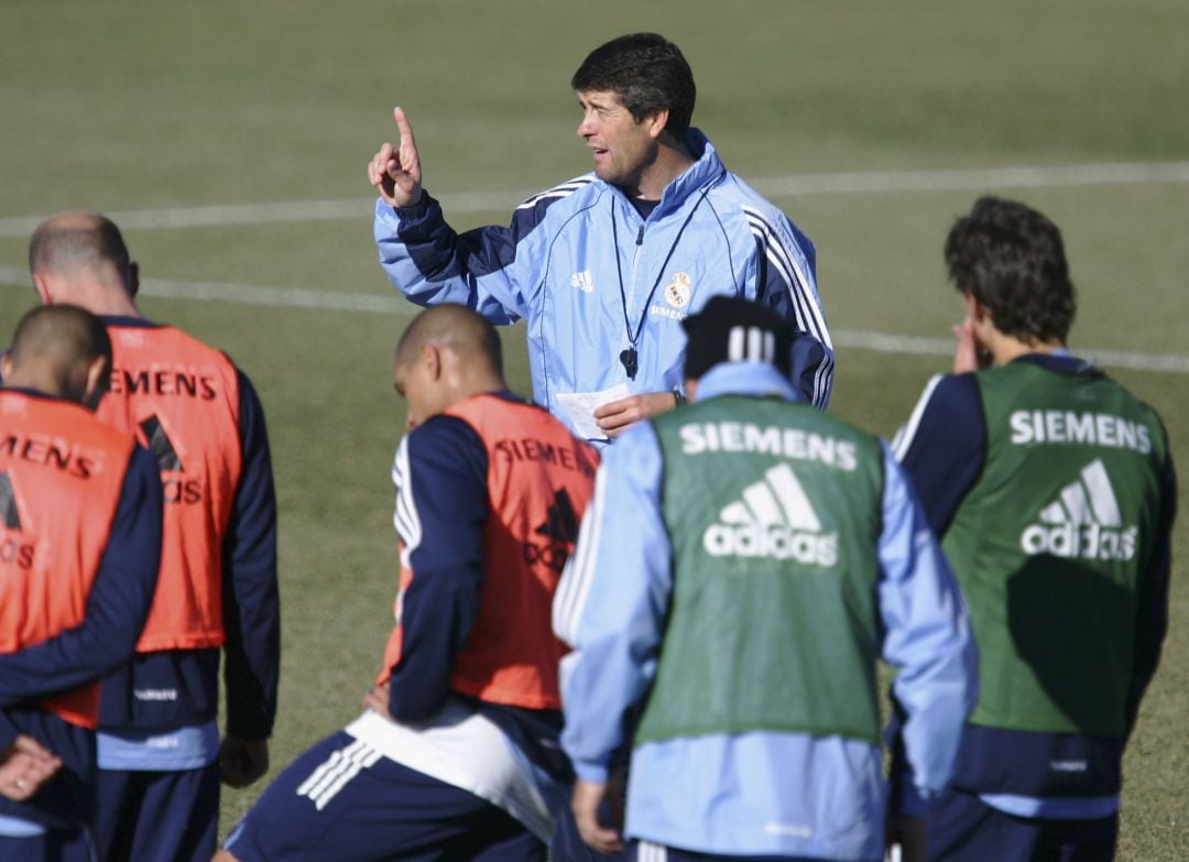 López Caro dirigiendo un entrenamiento con el Real Madrid