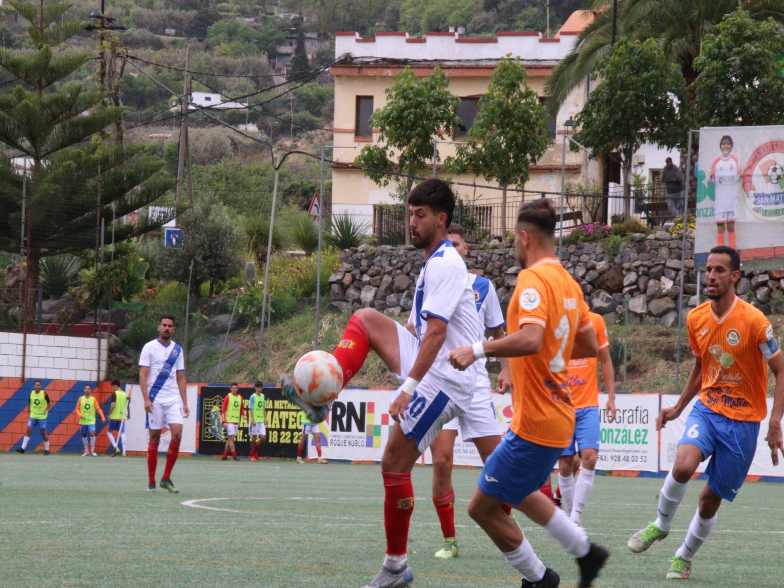 La UD Lanzarote controlando un balón.