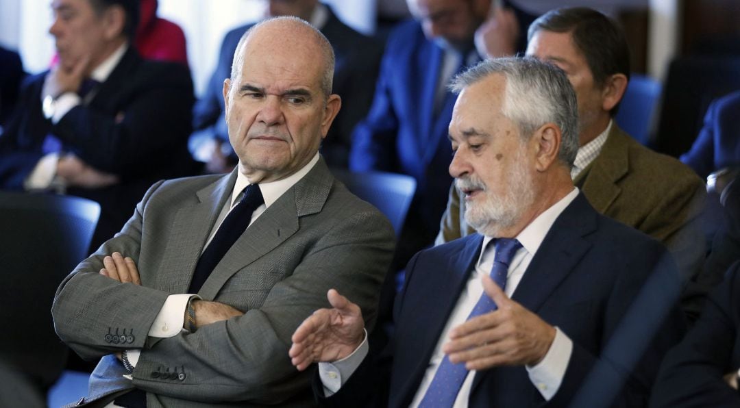 Los expresidentes de la Junta Manuel Chaves (i) y José Antonio Griñán, junto a otros ex altos cargos del Gobierno andaluz, vuelven hoy al banquillo de los acusados, en la recta final del juicio del caso ERE en el que se enfrentan a hasta ocho años de cárc