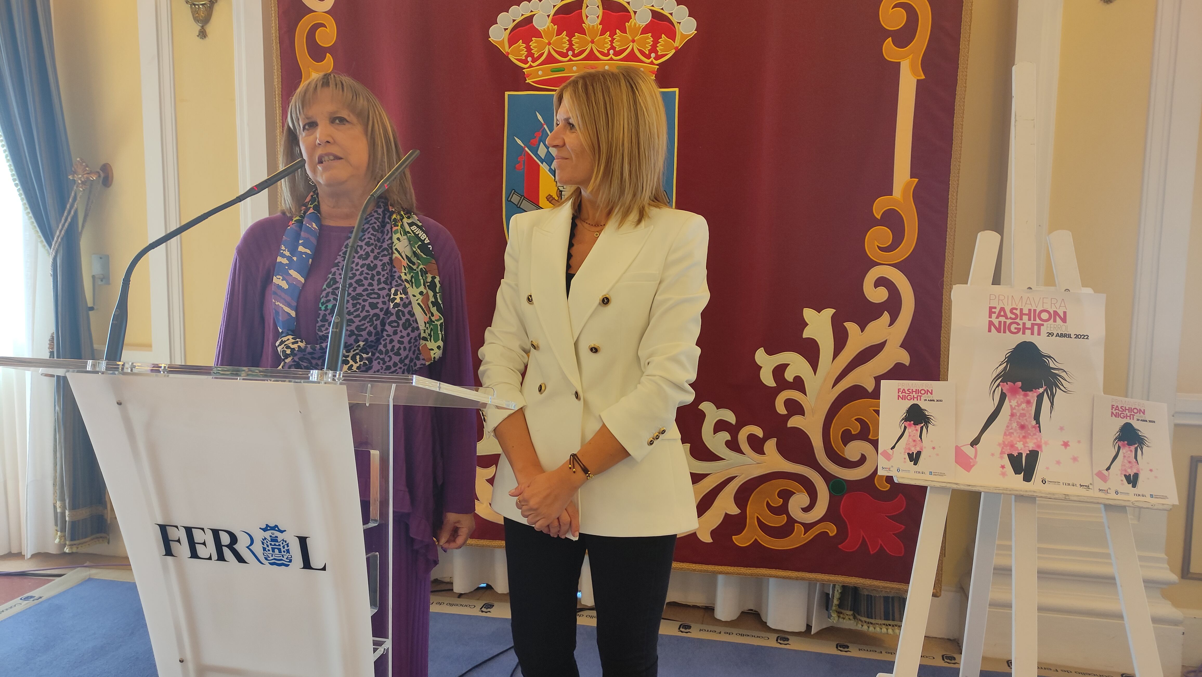 La edil Maite Deus, a la izquierda, y la presidenta de Acof durante una presentación