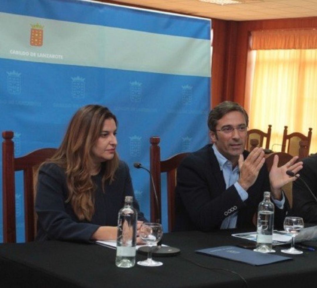 Pedro Sanginés (CC) y Saray Rodríguez (PP) presentando obras del cabildo en el anterior mandato.