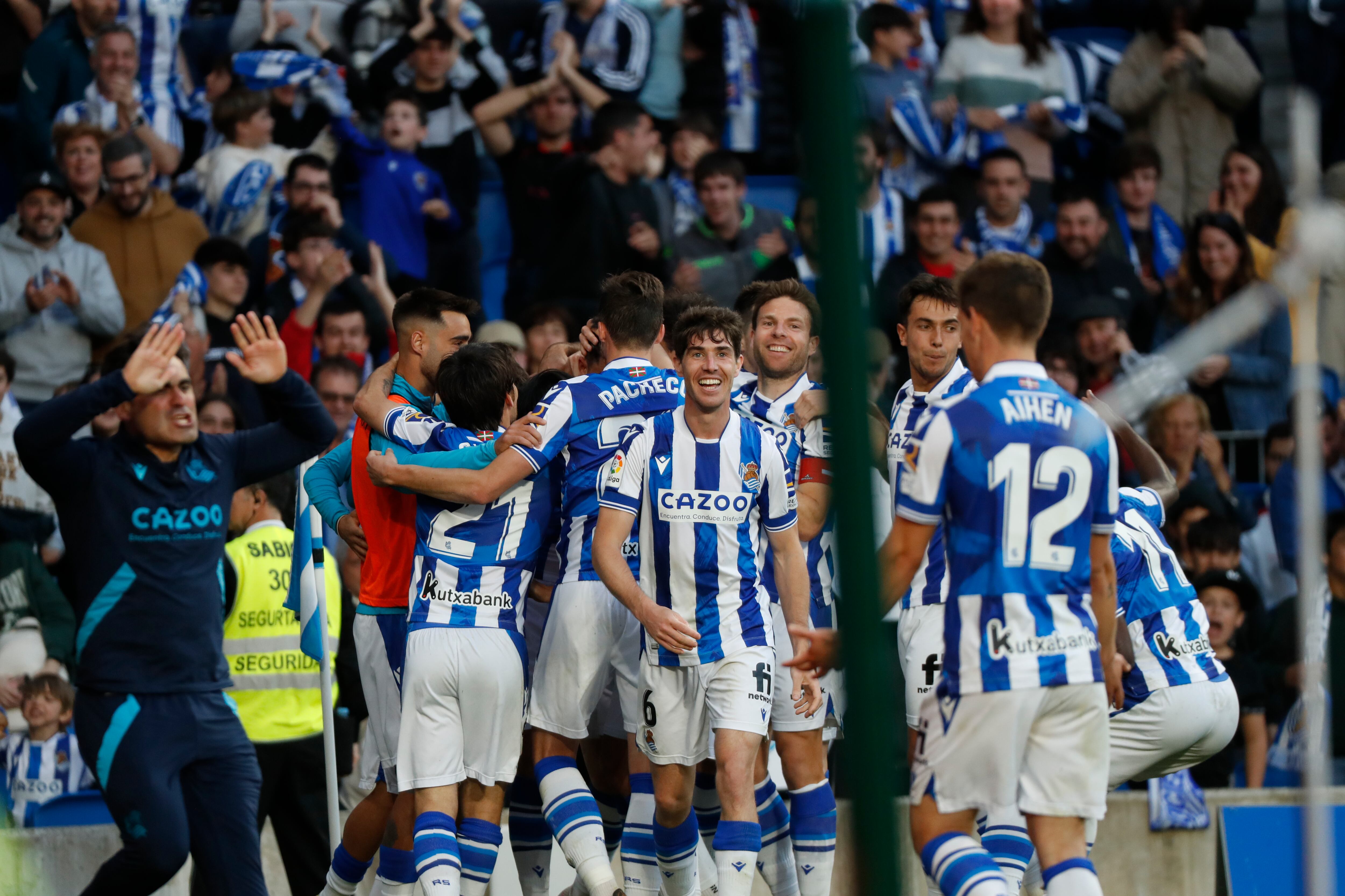 SAN SEBASTIÁN, 22/04/2023.- Los jugadores de la Real Sociedad celebran el segundo gol del equipo donostiarra durante el encuentro correspondiente a la jornada 30 en Primera División que disputan hoy sábado frente al Rayo Vallecano en el Reale Arena de San Sebastián. EFE/ Javier Etxezarreta.
