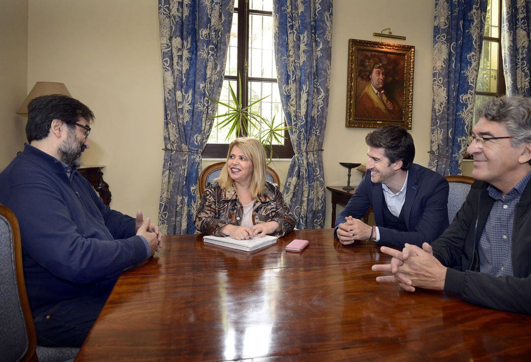 La alcaldesa, Mamen Sánchez, junto a la organización del iMAM