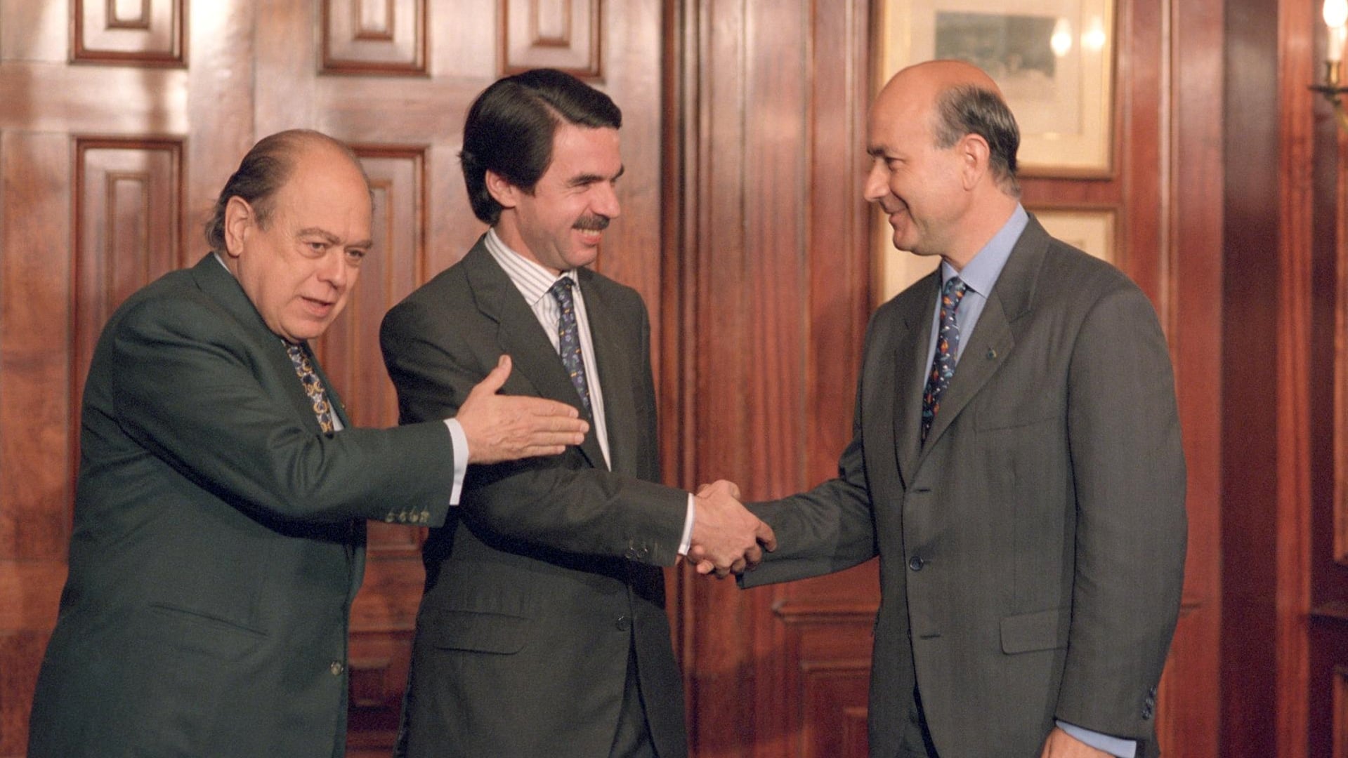 El entonces presidente del PP Jose Maria Aznar (c), estrecha la mano del presidente del Comité de Gobierno de UDC, Josep Antoni Duran i Lleida (d), en presencia del líder de CIU Jordi Pujol, antes de sellar el Pacto del Majestic de investidura y gobernabilidad, en 1996