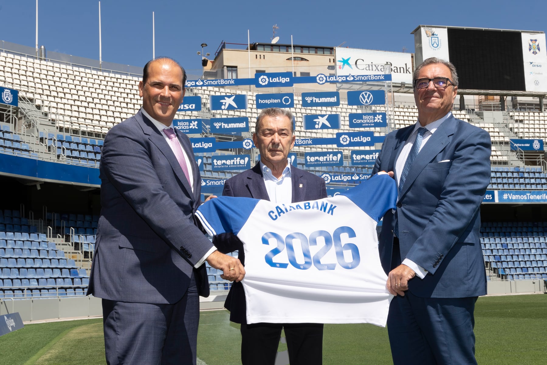 Paulino Rivero y Santiago Pozas, presidente y director general del Club Deportivo Tenerife, respectivamente, y Manuel Afonso, director territorial de CaixaBank en Canarias, han presentado el nuevo acuerdo de patrocinio hasta 2026.