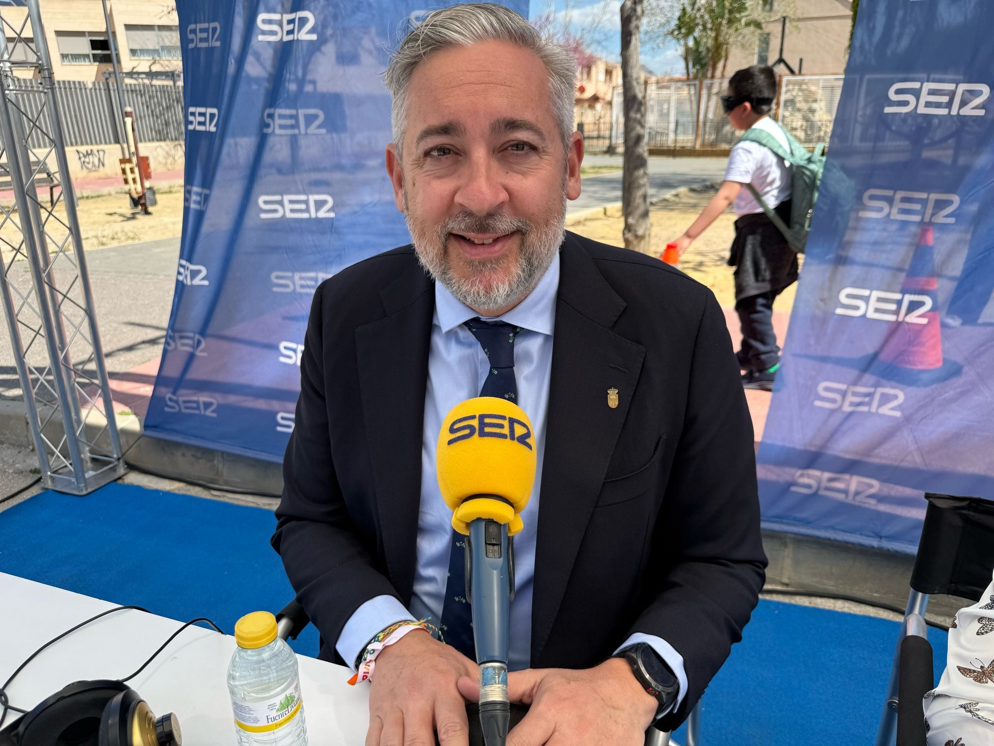 Víctor Manuel Martínez, alcalde de Santomera, durante la emisión de Hoy por hoy Región de Murcia con motivo de la I Feria Científica de la localidad.