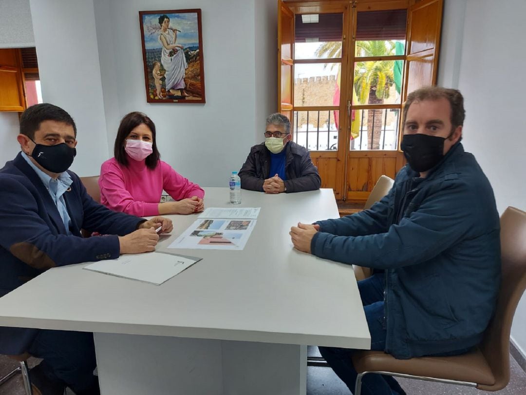 Reunión en el Ayuntamiento de Lopera entre el presidente de la Diputación, la alcaldesa de la localidad y algunos miembros de su equipo de gobierno.