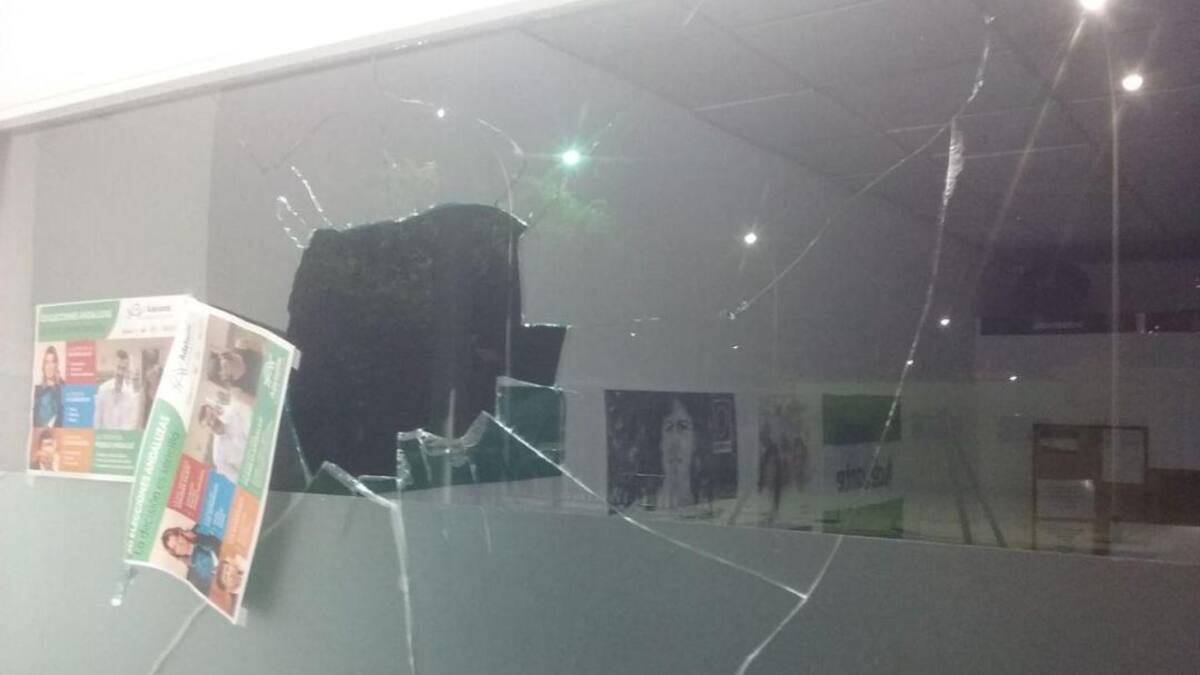 La sede de Podemos de La Línea, atacada por dos individuos