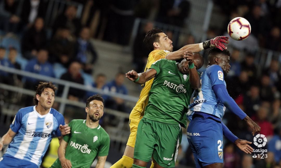 Mariño y Babin intentan despejar un balón en La Rosaleda.