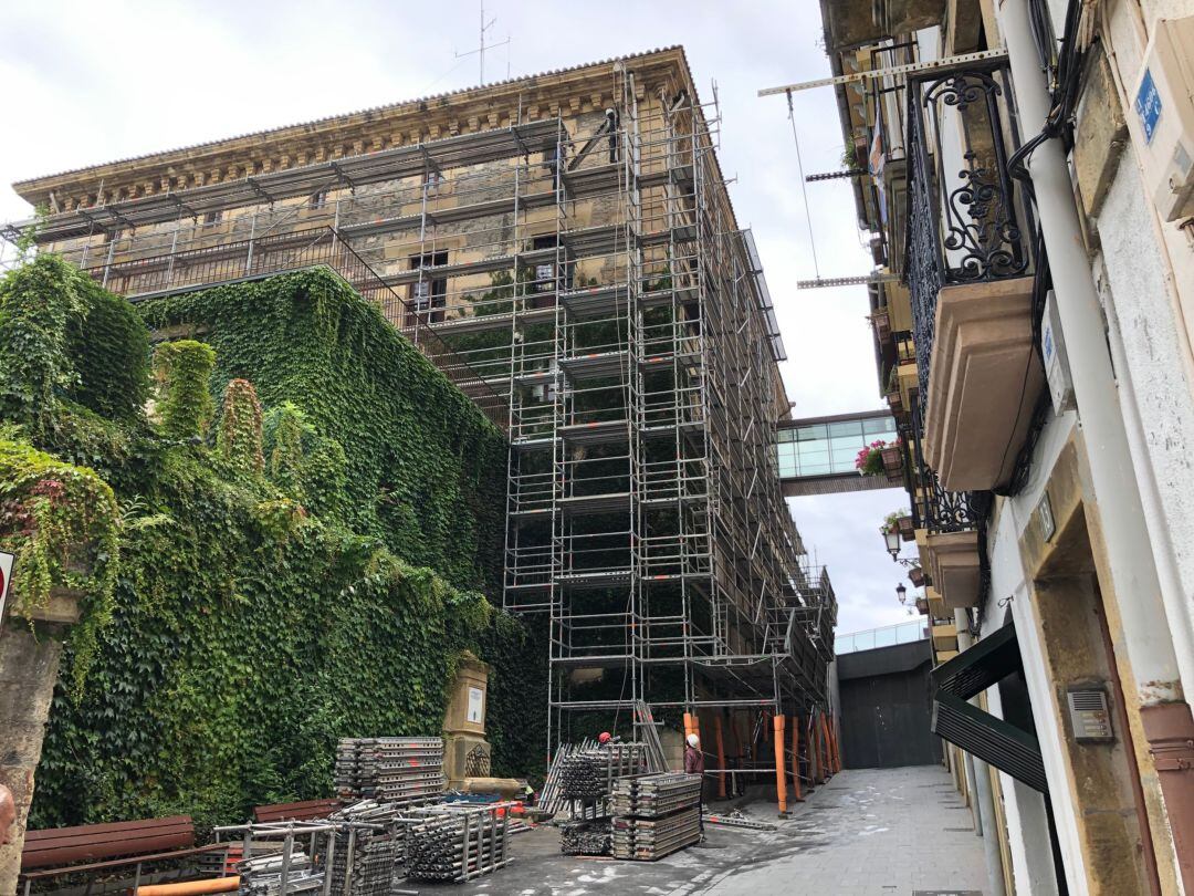 Empienzan las obras de sustitución de cubierta y ventanas de la Casa Consistorial