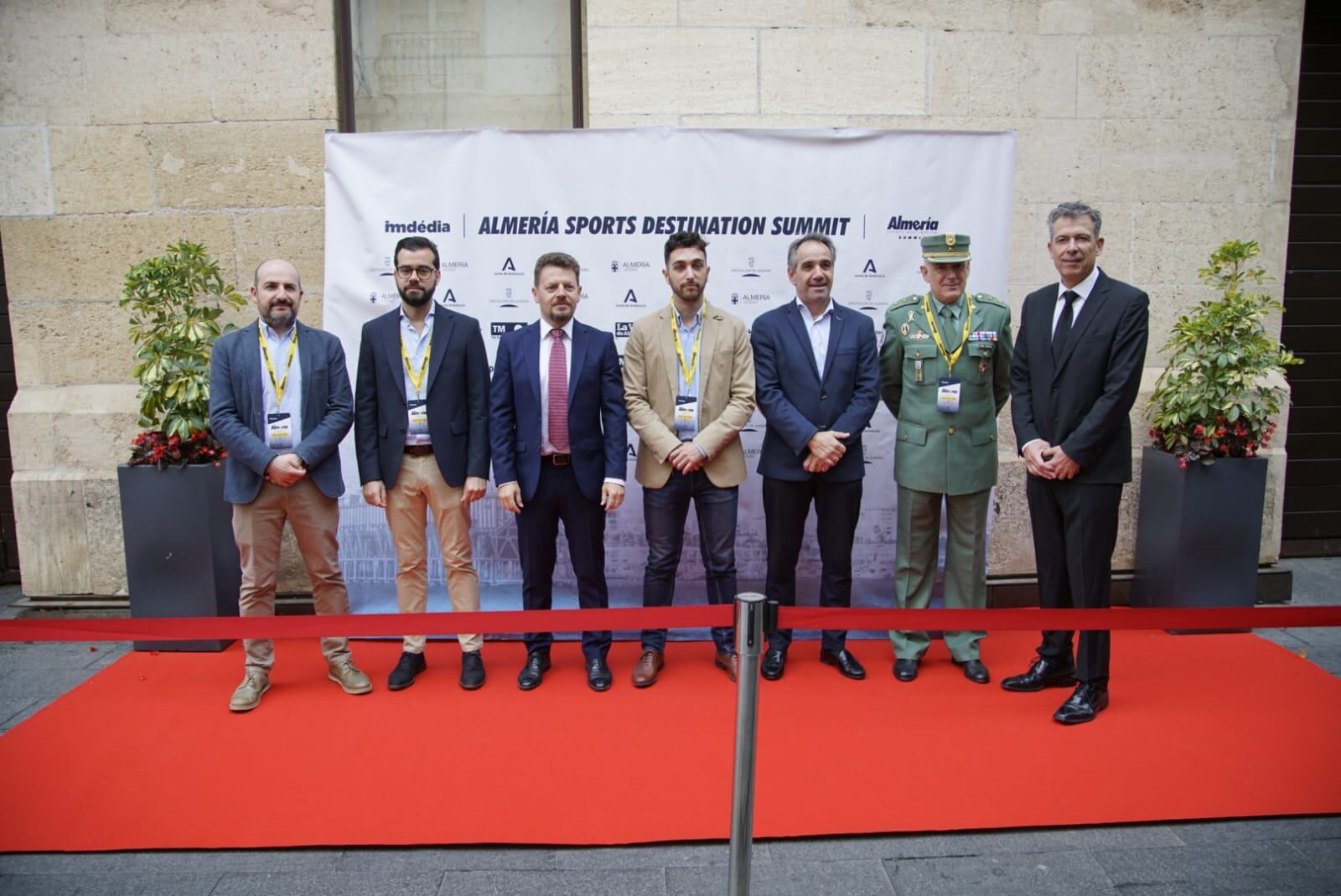 Foto de familia que sirvió para abrir el congreso.