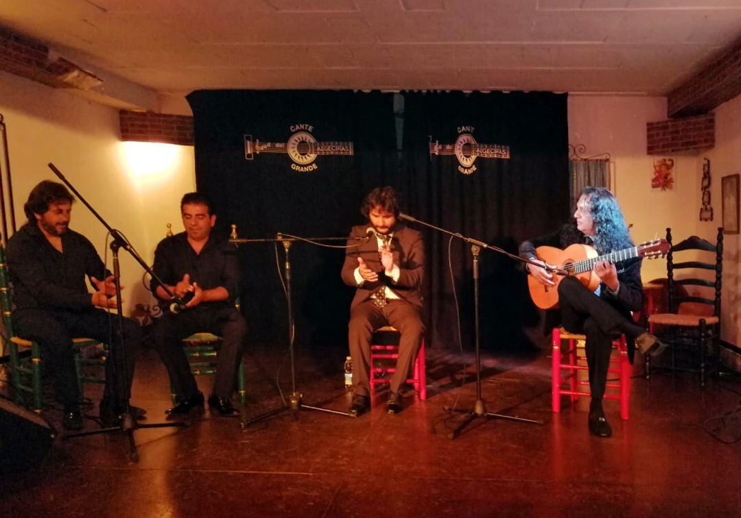 El cantaor Antonio Reyes durante su actuación en la Sociedad del Cante Grande de Algeciras tras recibir su premio.