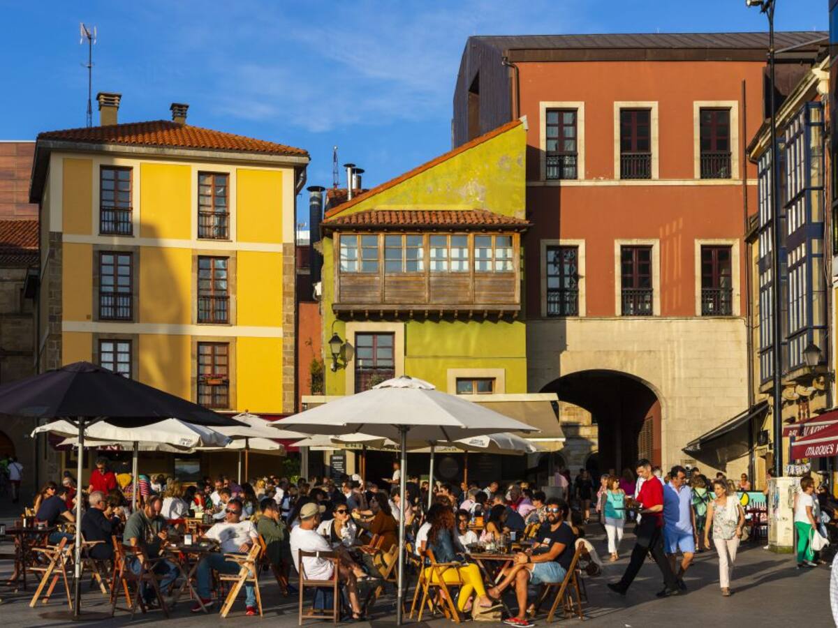 Detenidos tres familiares tras una fuerte discusión en una terraza de Gijón