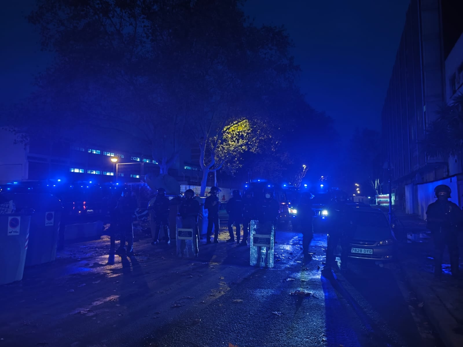 Los Mossos comienzan el desalojo de 400 migrantes que viven en un antiguo instituto de Badalona.