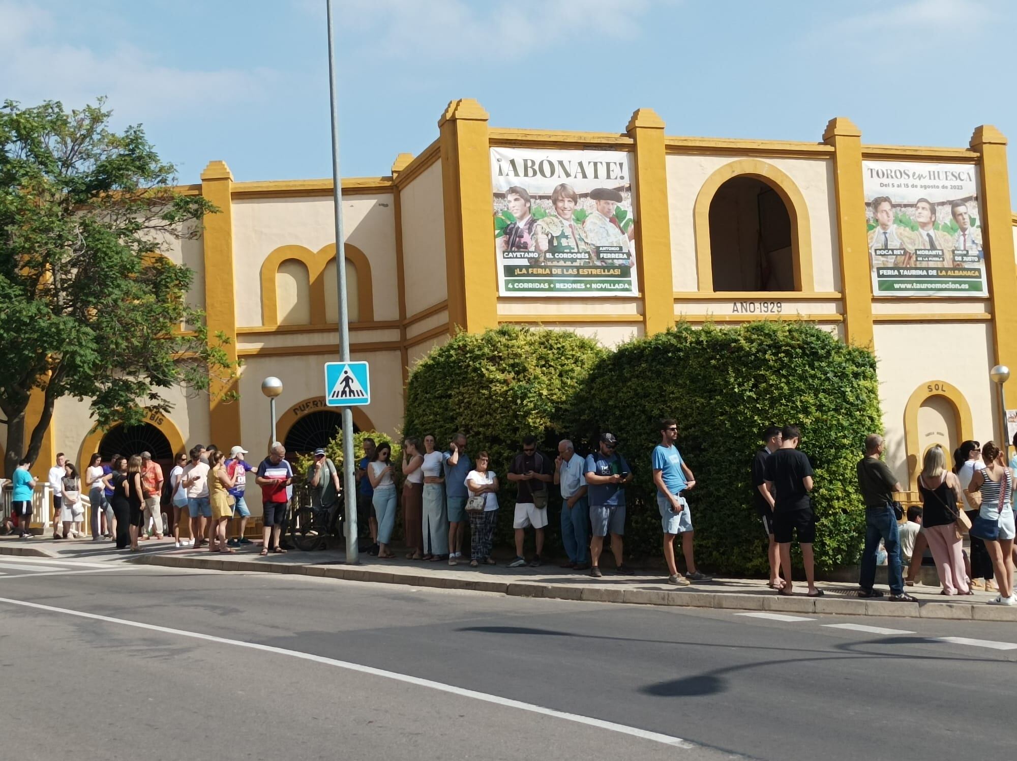 Colas para comprar entradas para la Feria de San Lorenzo 2023.
