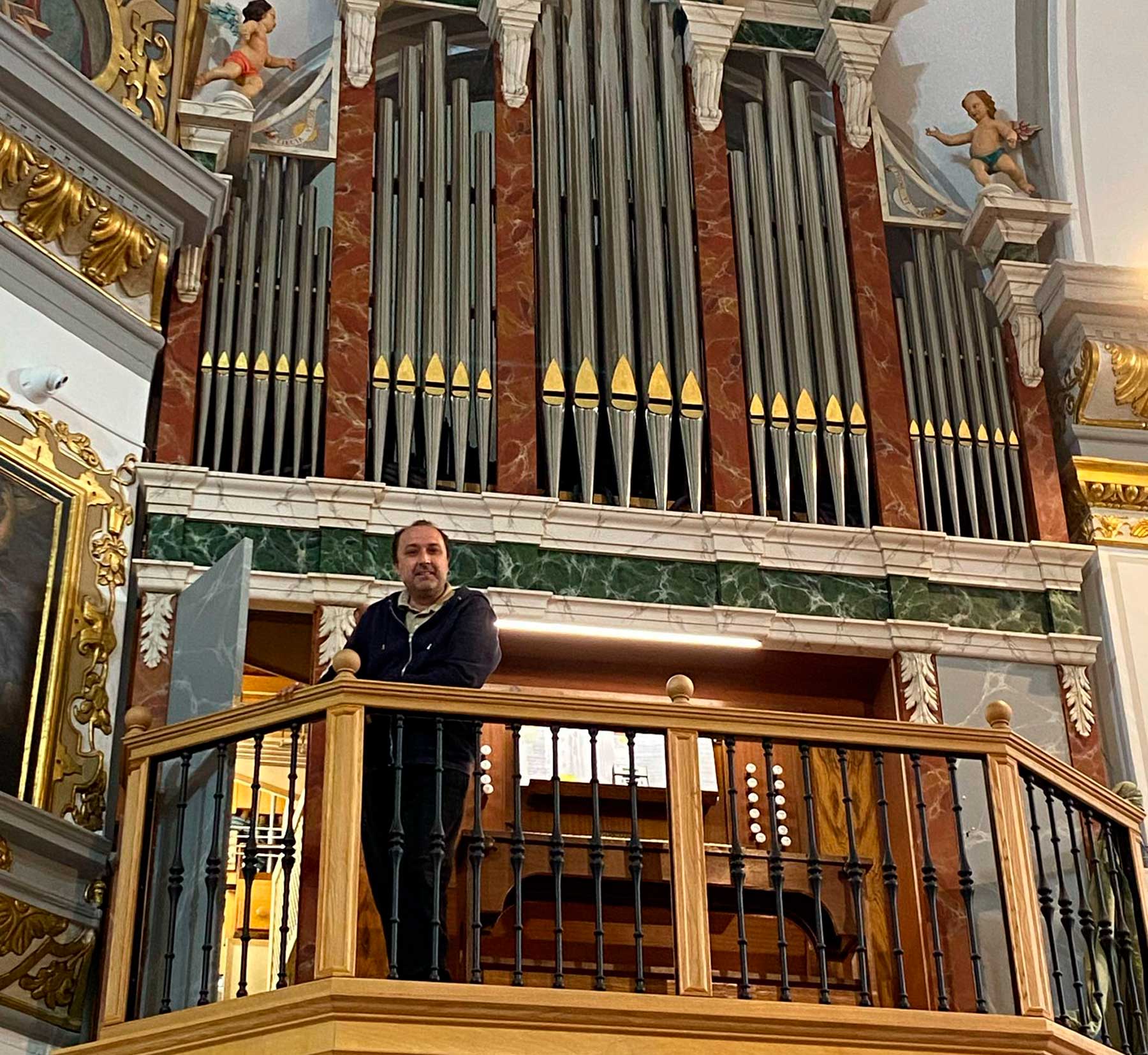Imagen del órgano con Rico Sala, responsable del taller de organería de Hondón de las Nieves
