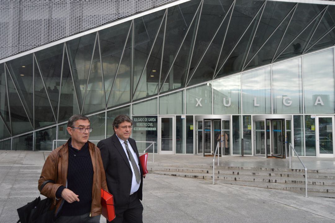 El subdirector de Patrimonio, acompañado de su abogado