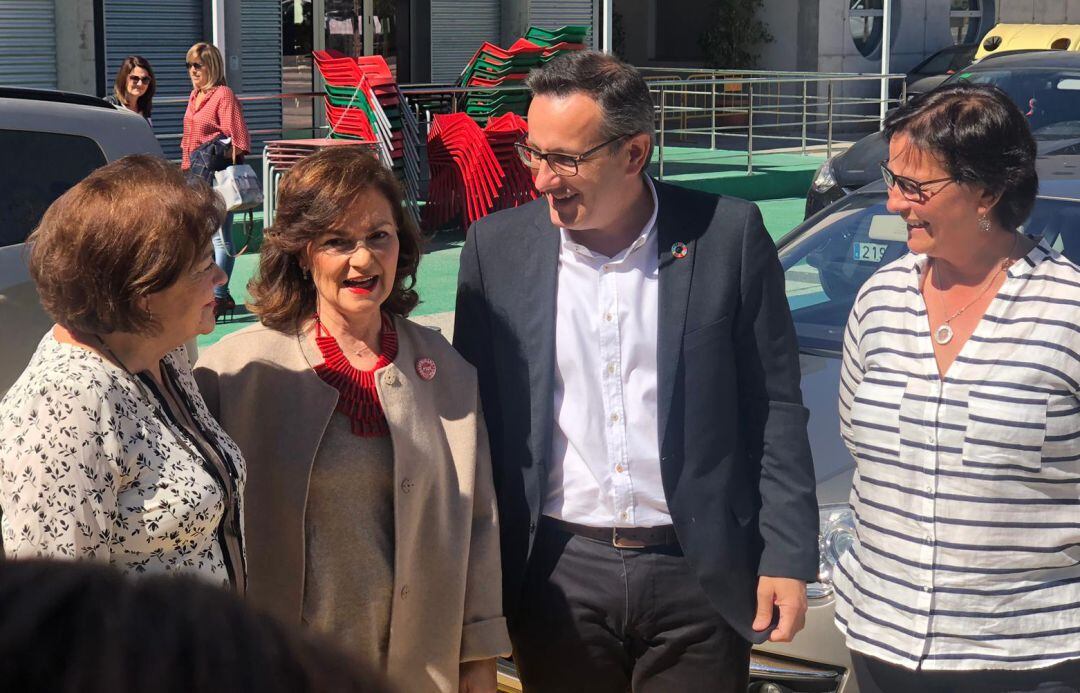 De izquierda a derecha: Teresa Rosique, presidenta del PSRM-PSOE; Carmen Calvo, vicepresidenta del Gobierno; Diego Conesa, secretario general del PSRM-PSOE, y Magdalena Sánchez, escritora y poeta