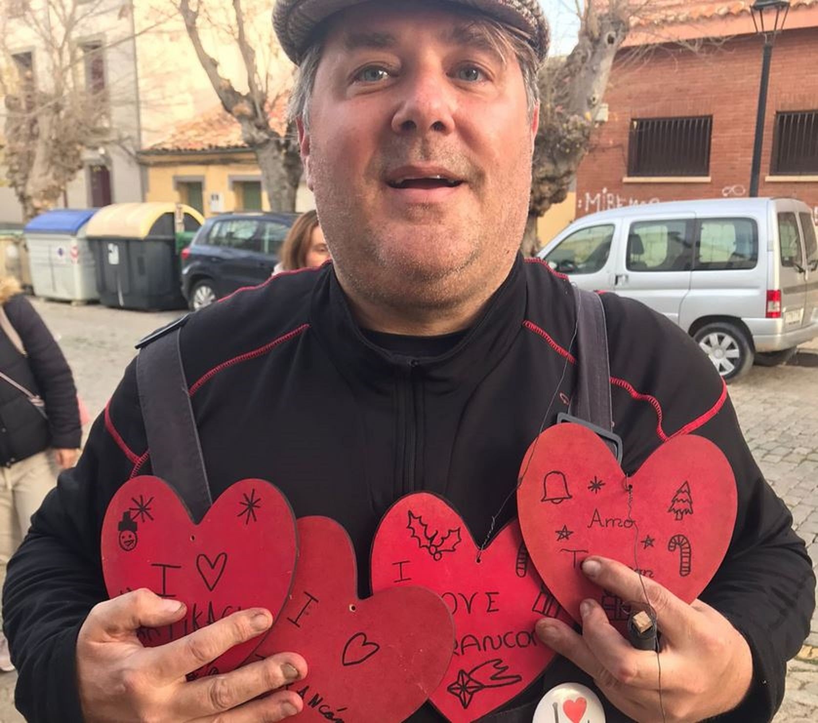 Todd Blomberg con los corazones de la campaña &#039;I love Tarancón&#039;.