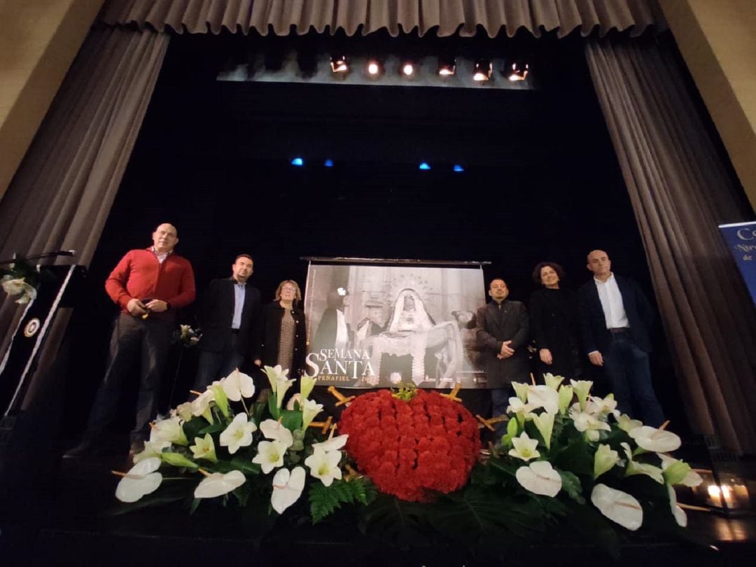 Imagen de los actores presentes en la presentación del cartel de la Semana Santa de Peñafiel 2022.