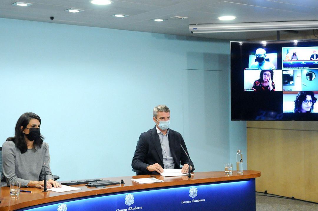 La secretària d'Estat d'Afers Socials, Teresa Milà, i el cap d'àrea d'Atenció a la Infància i l'Adolescència, Jordi Olivé, durant la roda de premsa d'aquest dimarts.