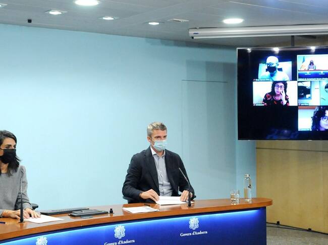 La secretària d'Estat d'Afers Socials, Teresa Milà, i el cap d'àrea d'Atenció a la Infància i l'Adolescència, Jordi Olivé, durant la roda de premsa d'aquest dimarts.