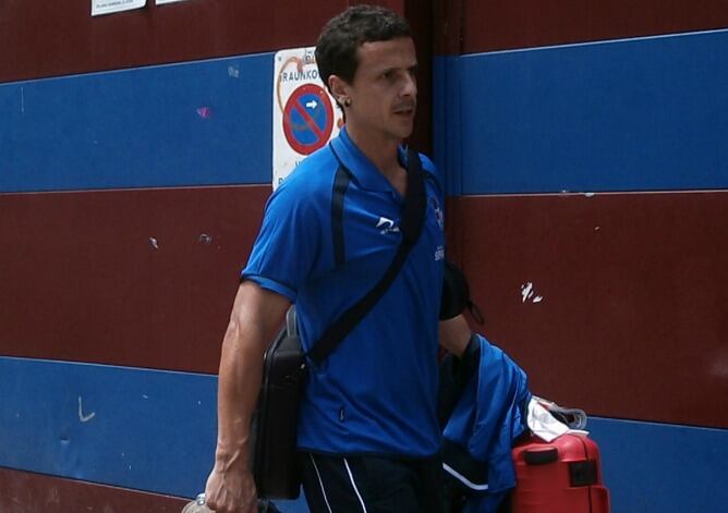 Txema Añibarro no tendrá que hacer las maletas para dejar el Eibar.