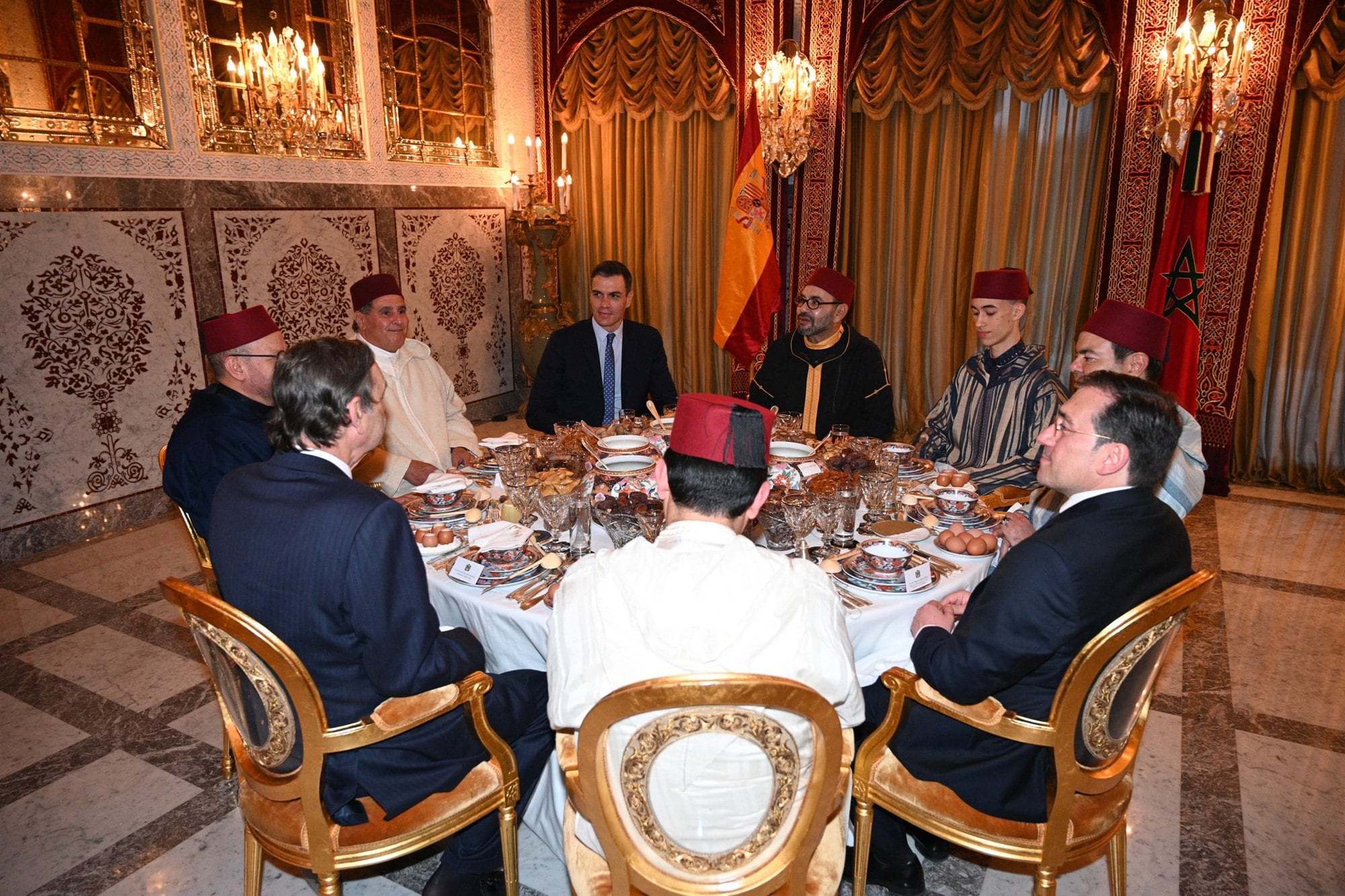 El presidente del Gobierno, Pedro Sánchez, y el rey Mohamed VI durante la cena que han mantenido tras su encuentro en Rabat.