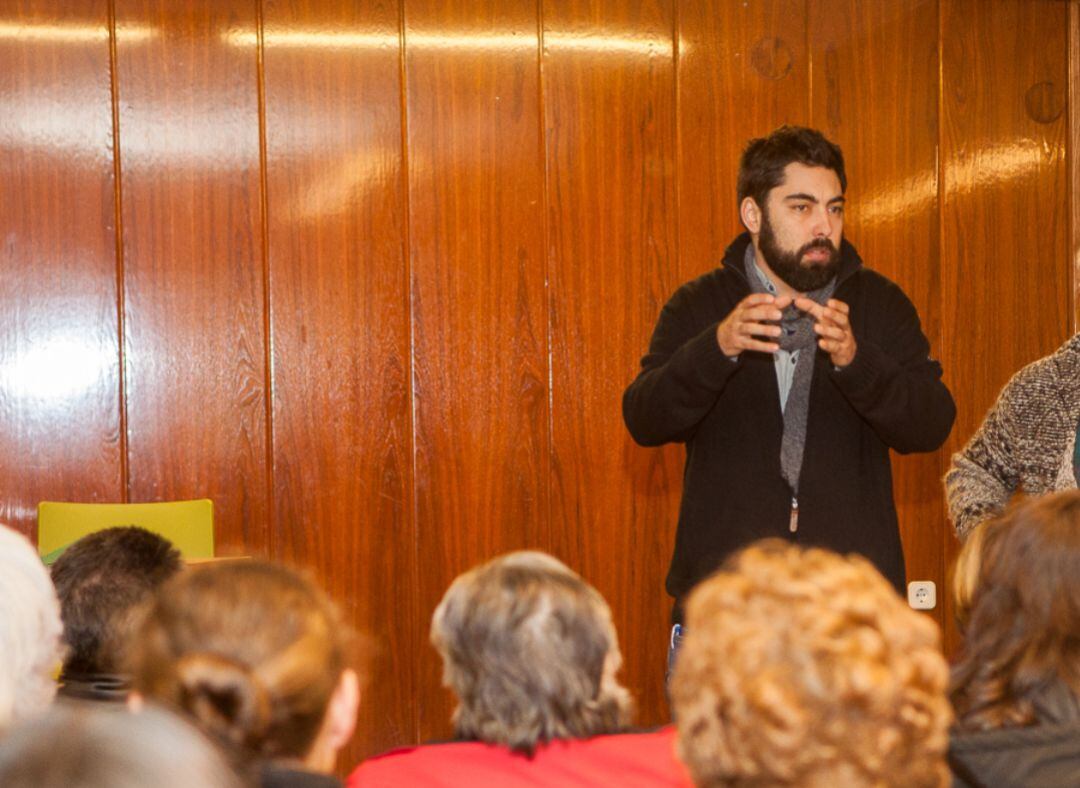 Xiao Varela en una reunión con vecinos. Foto de archivo