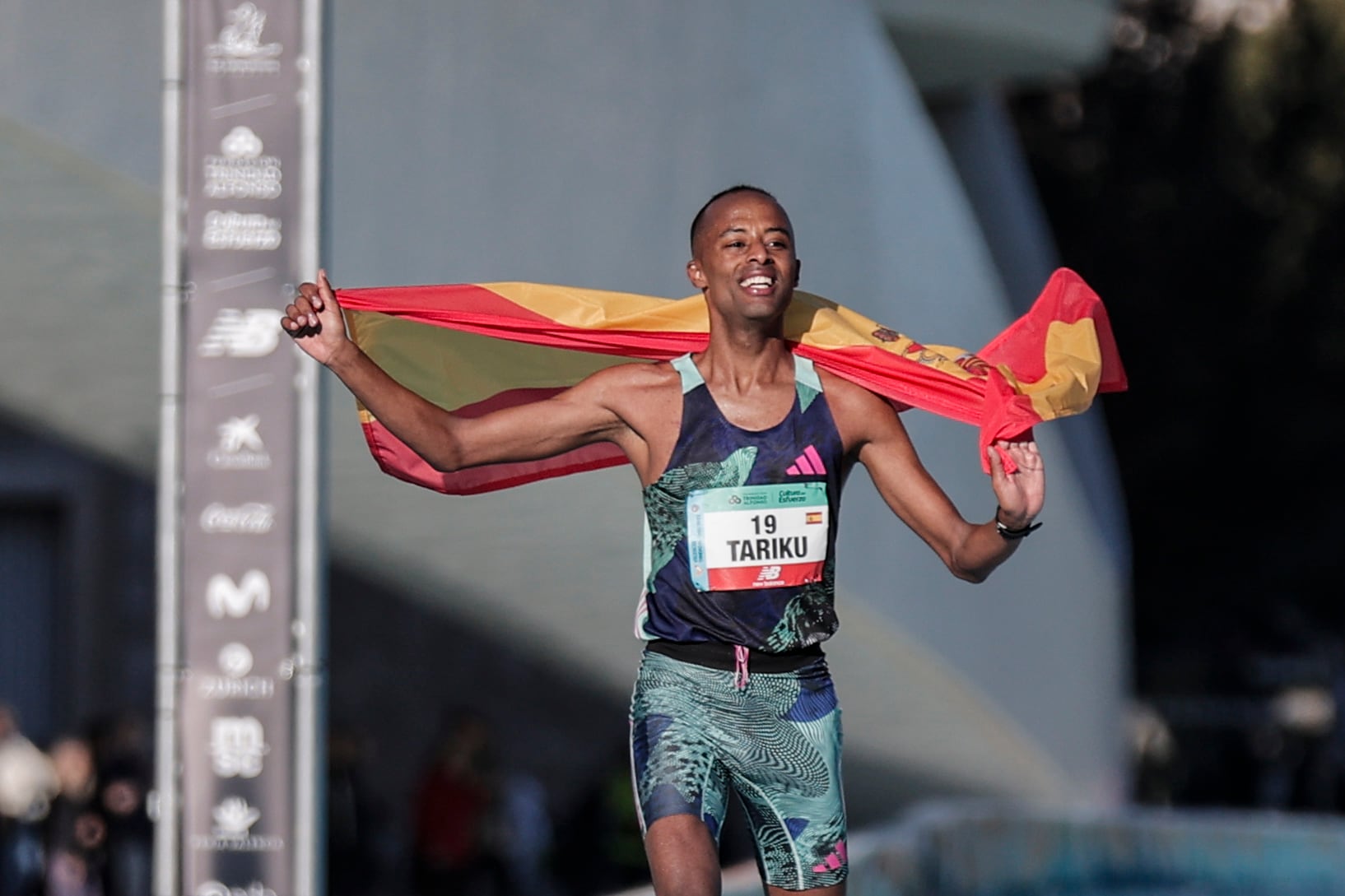 GRAFCVA7179. VALENCIA, 03/12/2023.- El atleta Tariku Novales estableció este domingo un nuevo récord de España en el Maratón Valencia Trinidad Alfonso al parar el cronómetro con una marca de 2:05:48. EFE/Manuel Bruque
