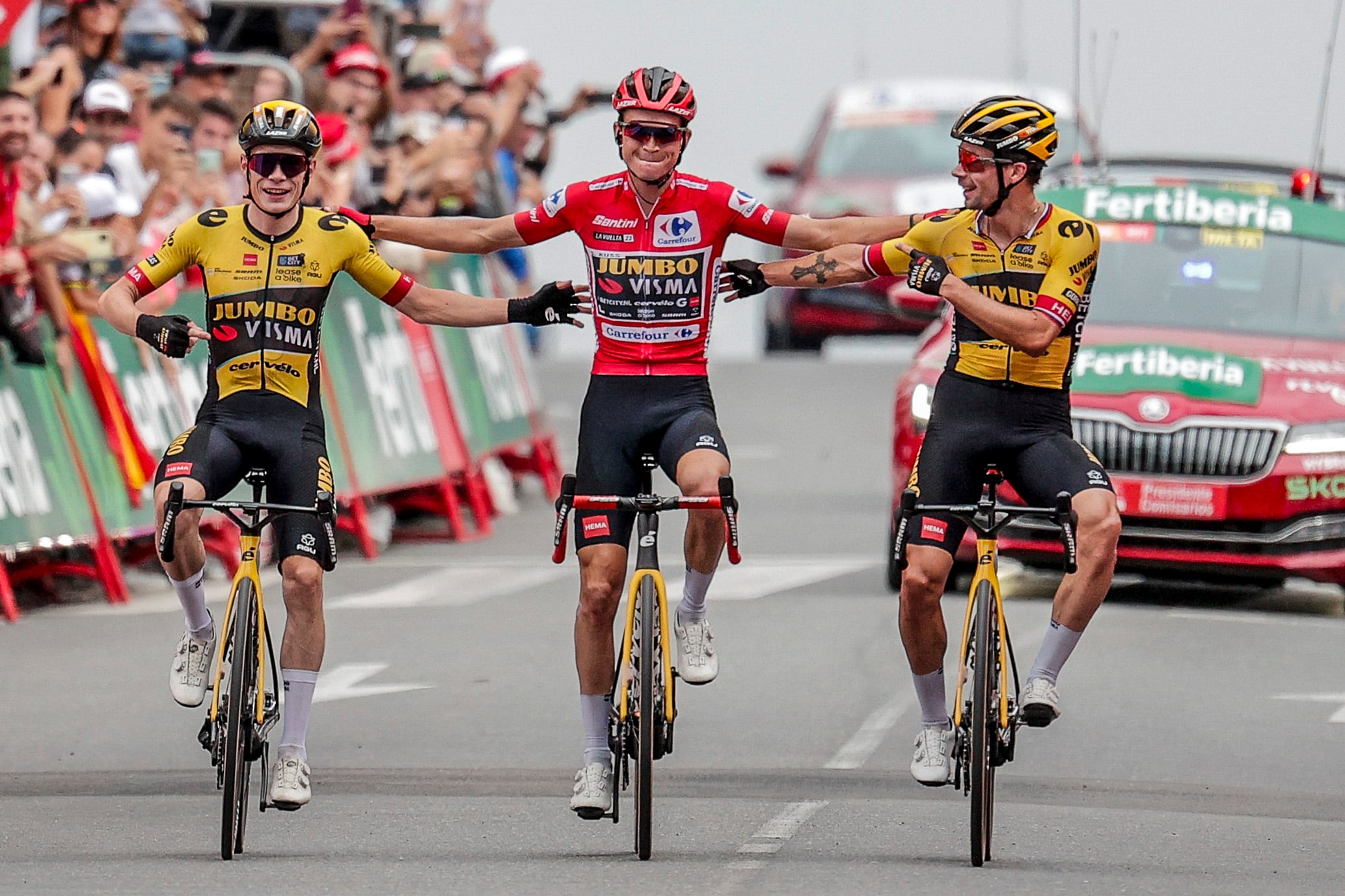 Jonas Vingegaard y Primoz Roglic escolta a Sepp Kuss en su llegada a Madrid. EFE/Manu Bruque