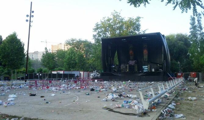 Basura acumulada en el escenario de las Moreras, tras la celebración de la noche de San Juan en Valladolid