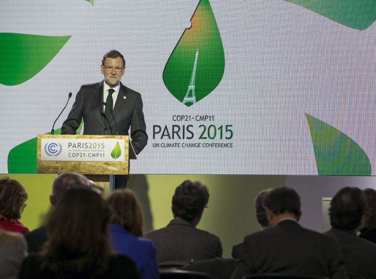 El jefe del Gobierno español, Mariano Rajoy, durante su intervención en la conferencia sobre el cambio climático de París, denominada COP21, en la que ha expuesto ante los más de 150 jefes de Estado y de Gobierno presentes en la jornada inaugural de la cu