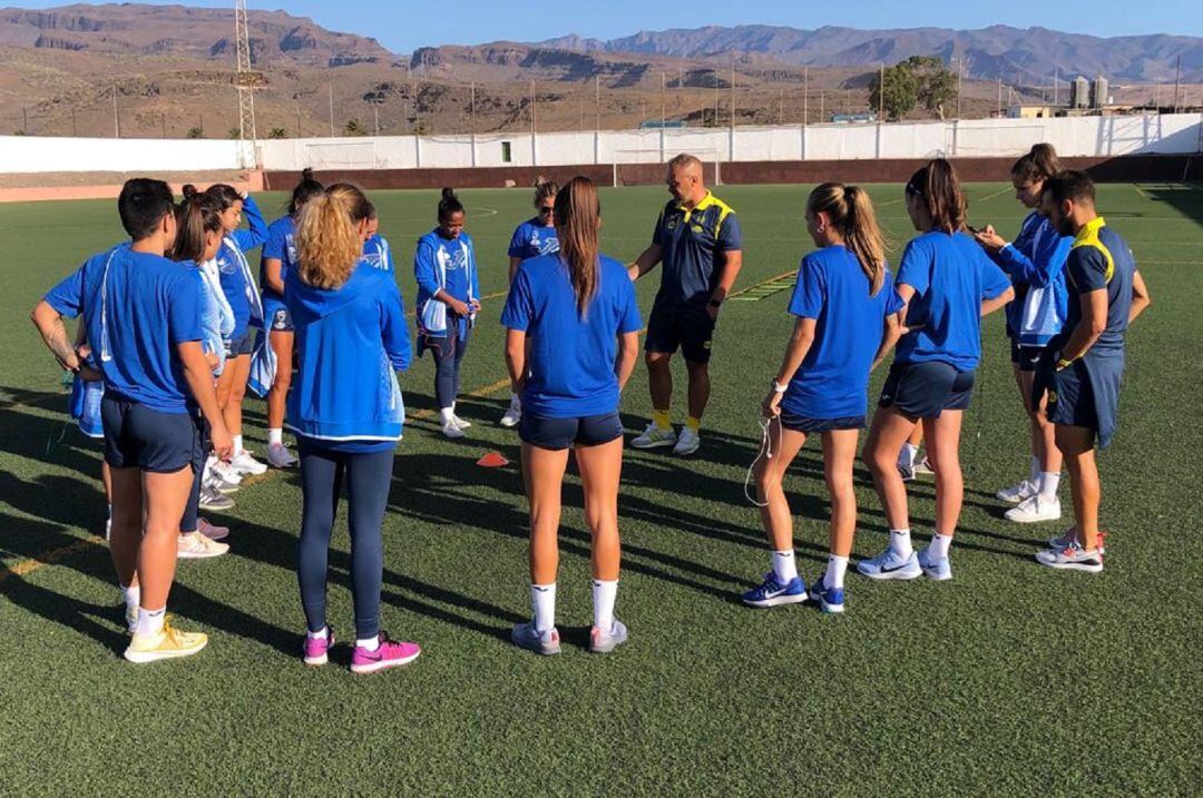 Randri García y el equipo en el estadio del Juan Grande