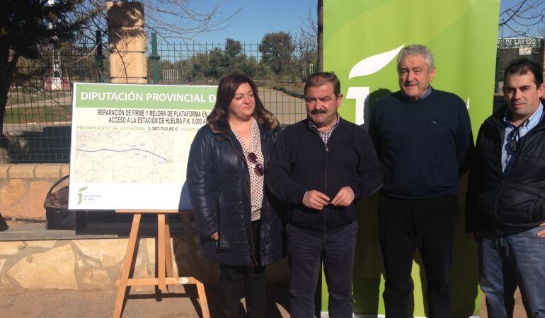 José Castro (2º dcha) acompañado del alcalde de Cabra del Santo Cristo y concejales de cabra y Huelma