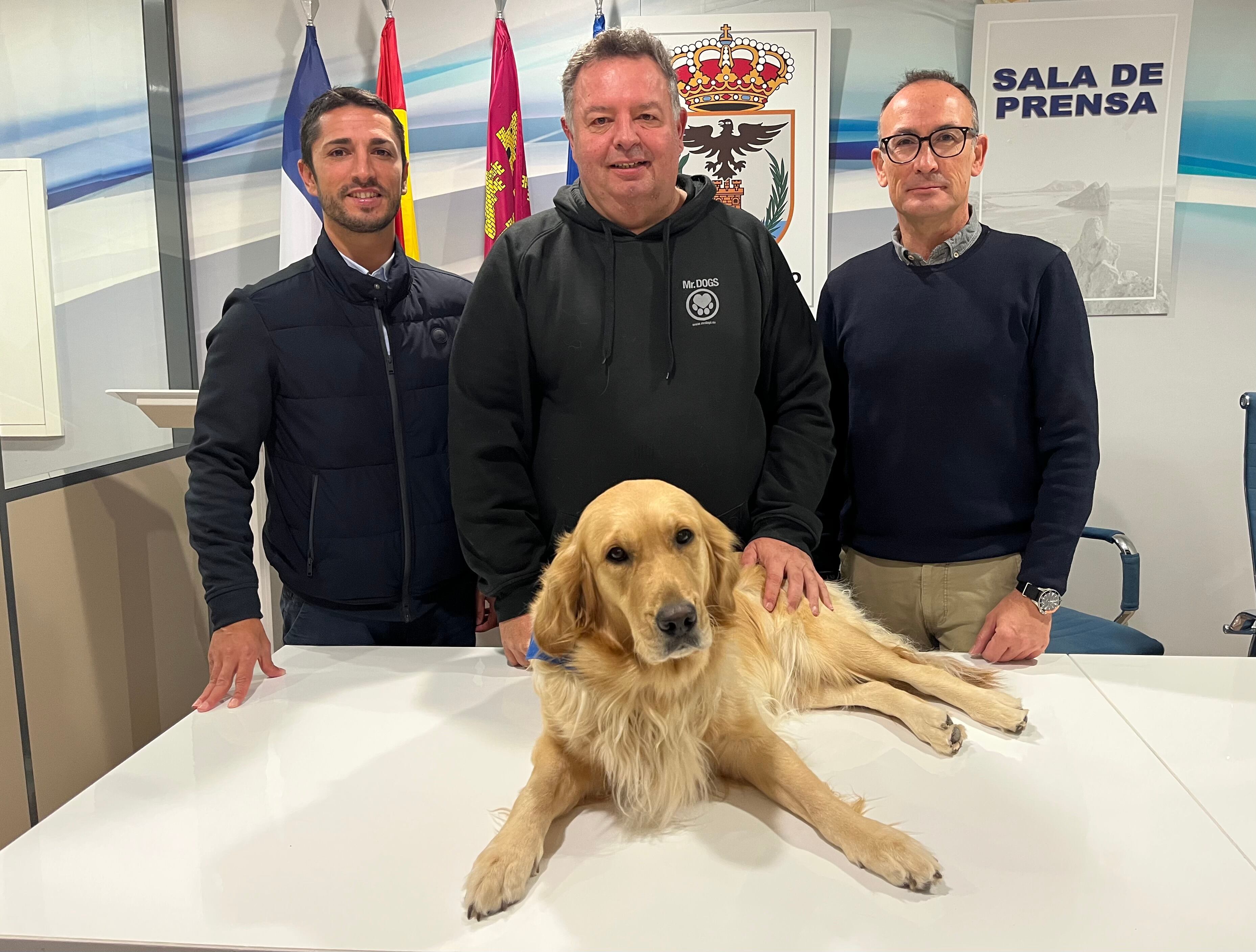 Nairobi con los concejales en la sala de prensa de Águilas