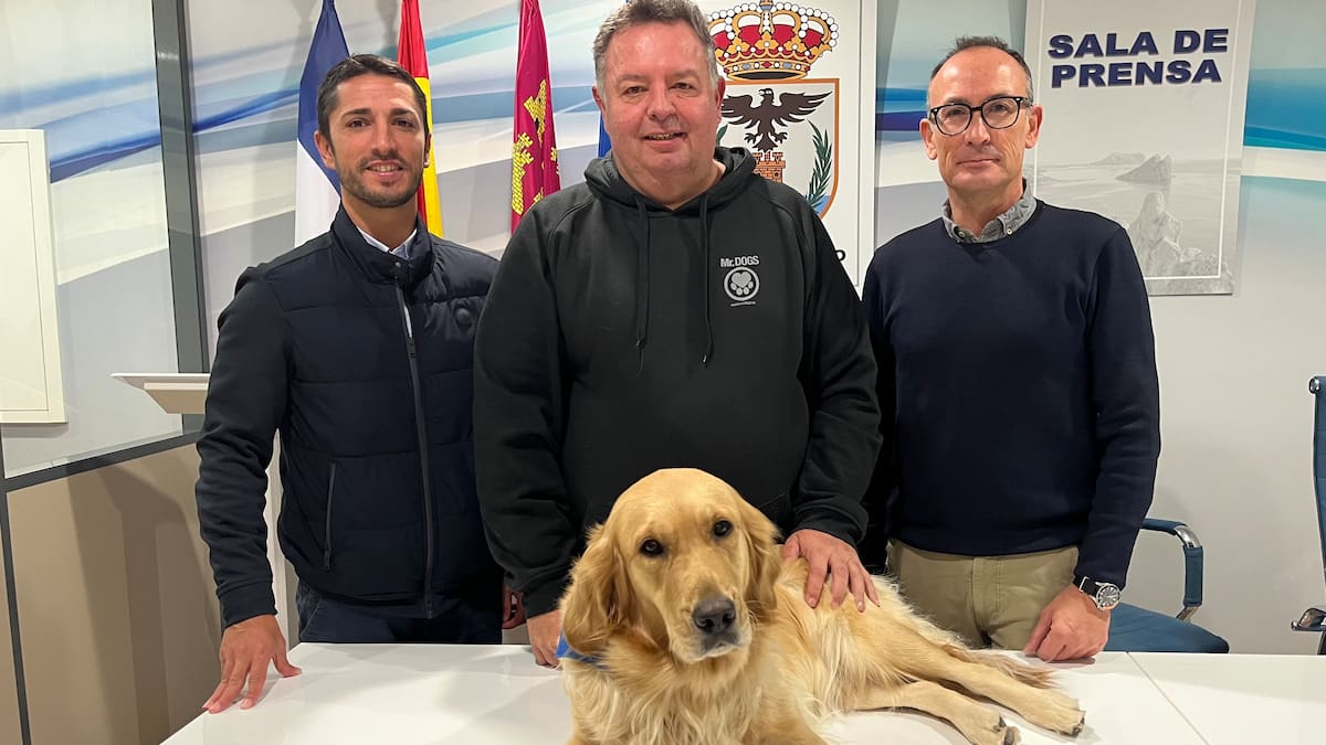 Nairobi, una Golden Retriever, se convertirá en un 'salvavidas' para alumnos con necesidades especiales en Águilas