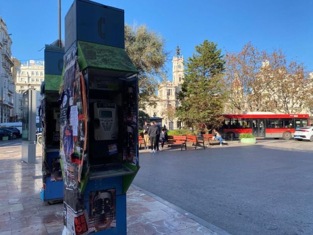 Dos cabinas de teléfono en la plaza del Ayuntamiento de València